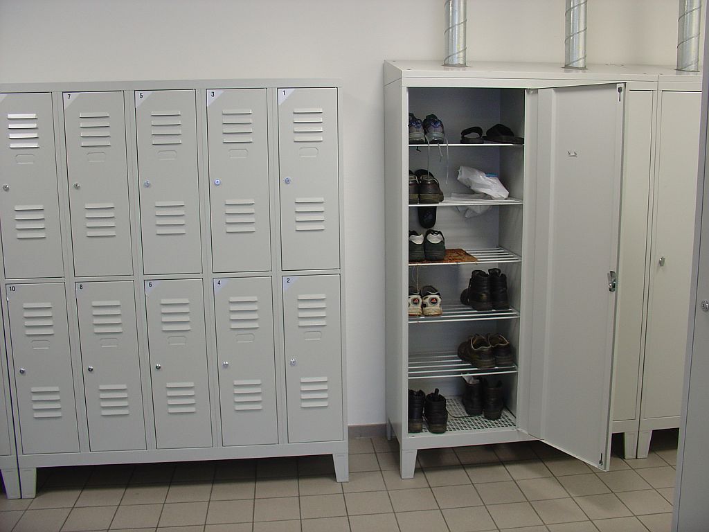Beispiel 03 - Lebensmittelindustrie Sachsenmilch halbhoch und Schuhschrank mit Absaugung.jpg